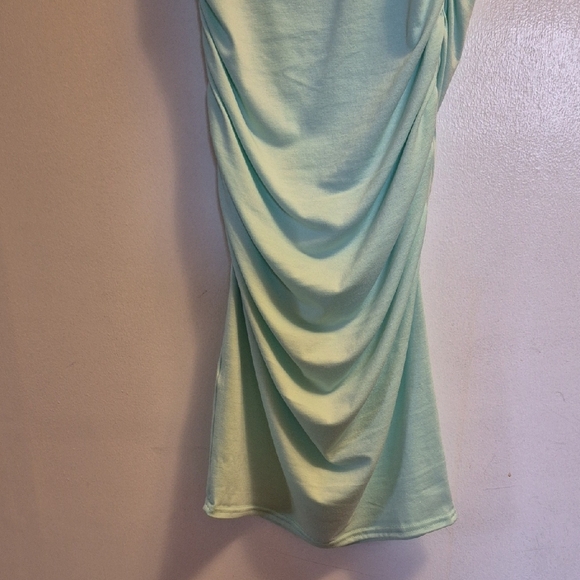 Green Ruched Sweetheart Neckline Bodycon Midi Dress - Picture 9 of 9